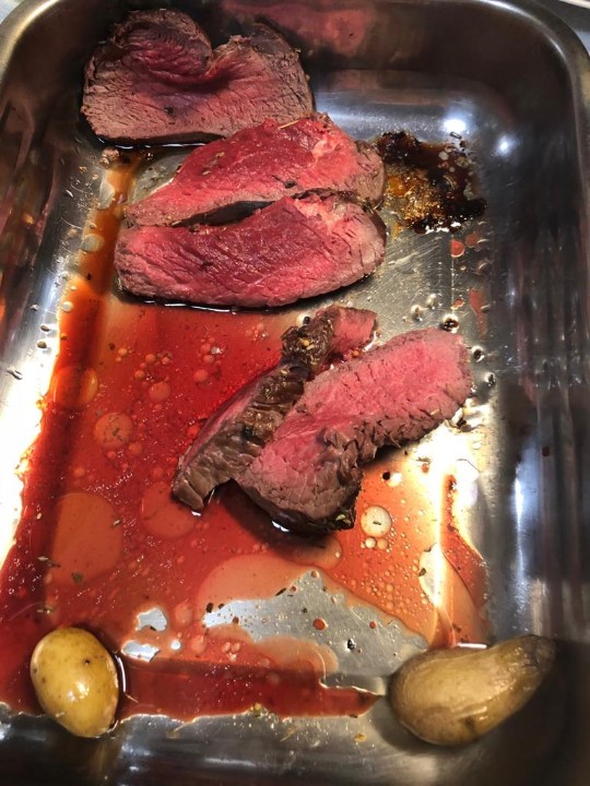 De la viande coupée dans un plat